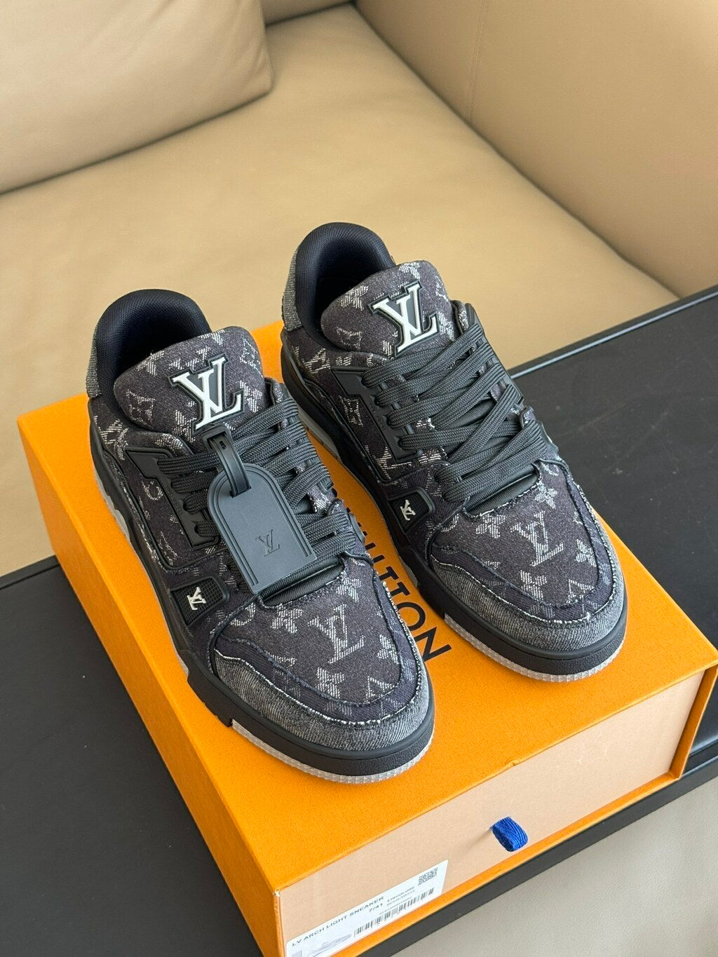 LOUIS VUITTON TRAINER BAIXO LV PRETO CINZA