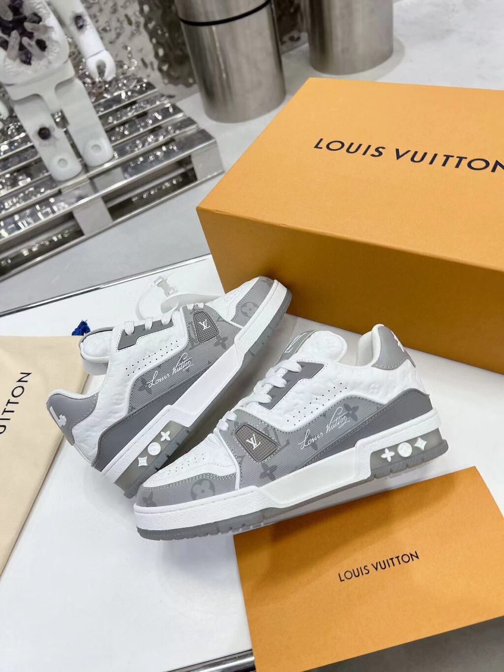 Louis Vuitton Trainer #54 Signature cinza