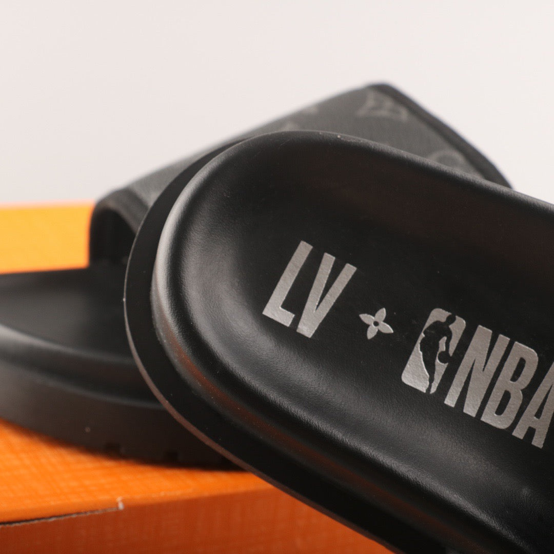 Chinelo Slide LV X NBA Black Monogram