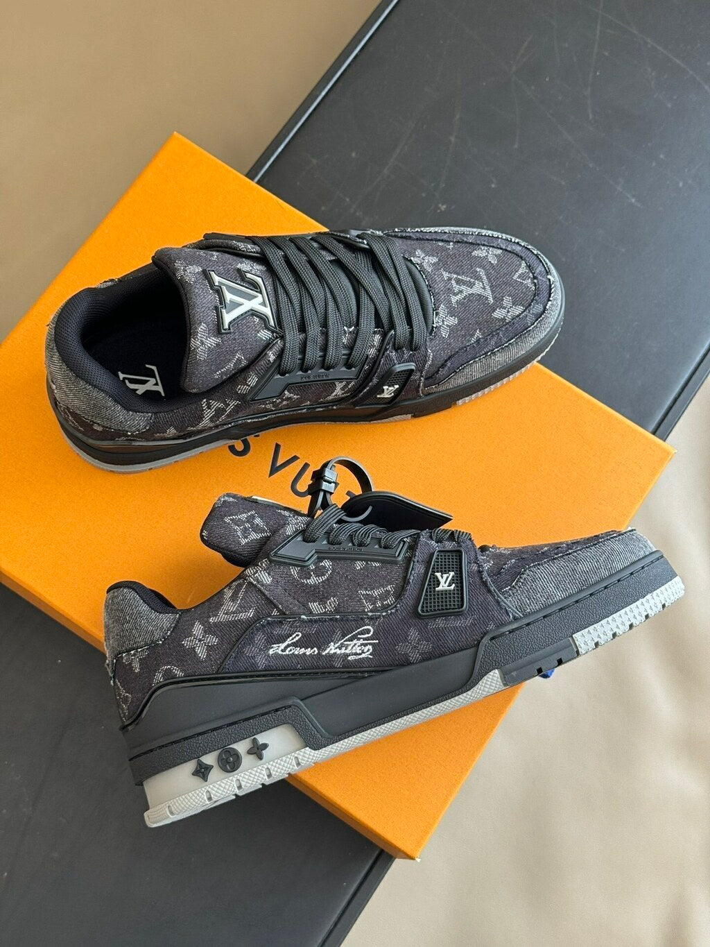 LOUIS VUITTON TRAINER BAIXO LV PRETO CINZA