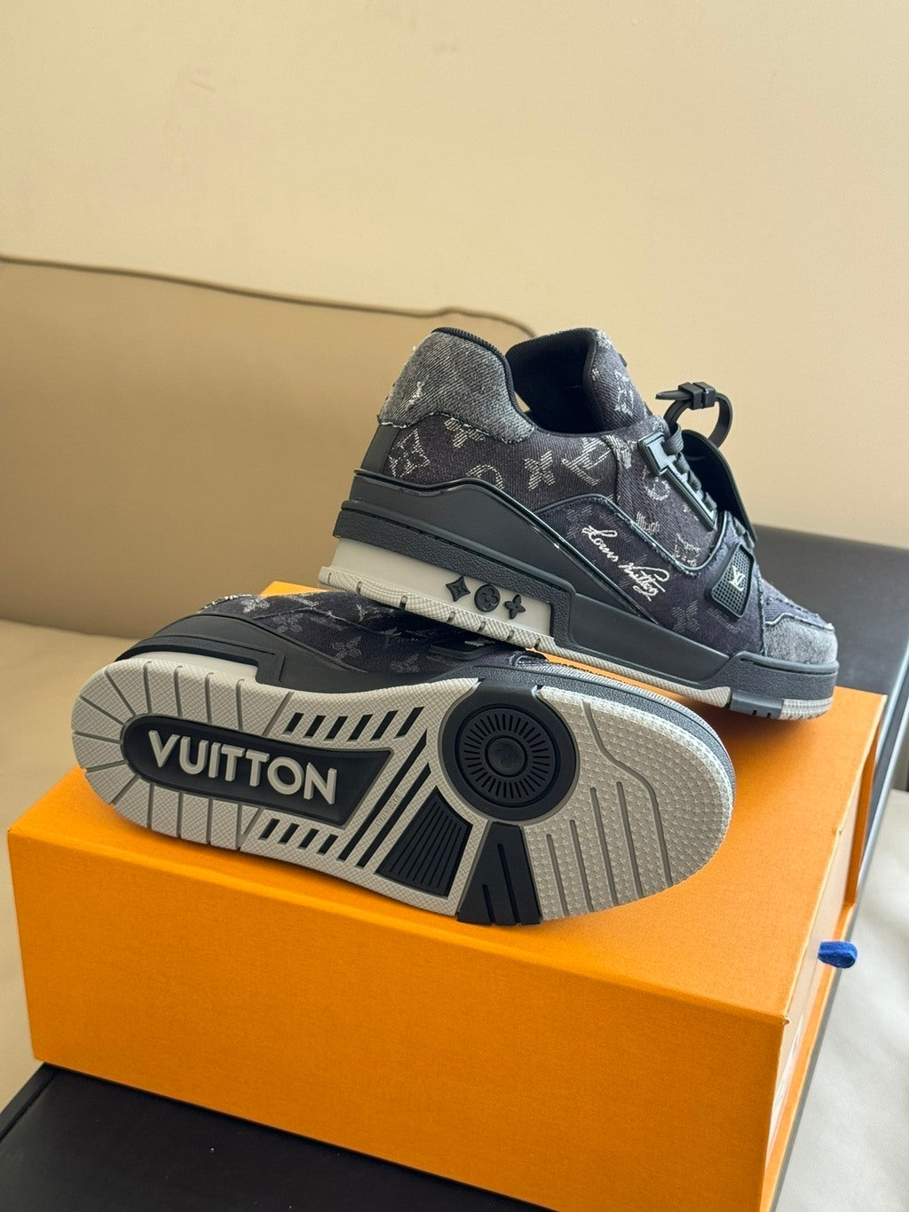 LOUIS VUITTON TRAINER BAIXO LV PRETO CINZA