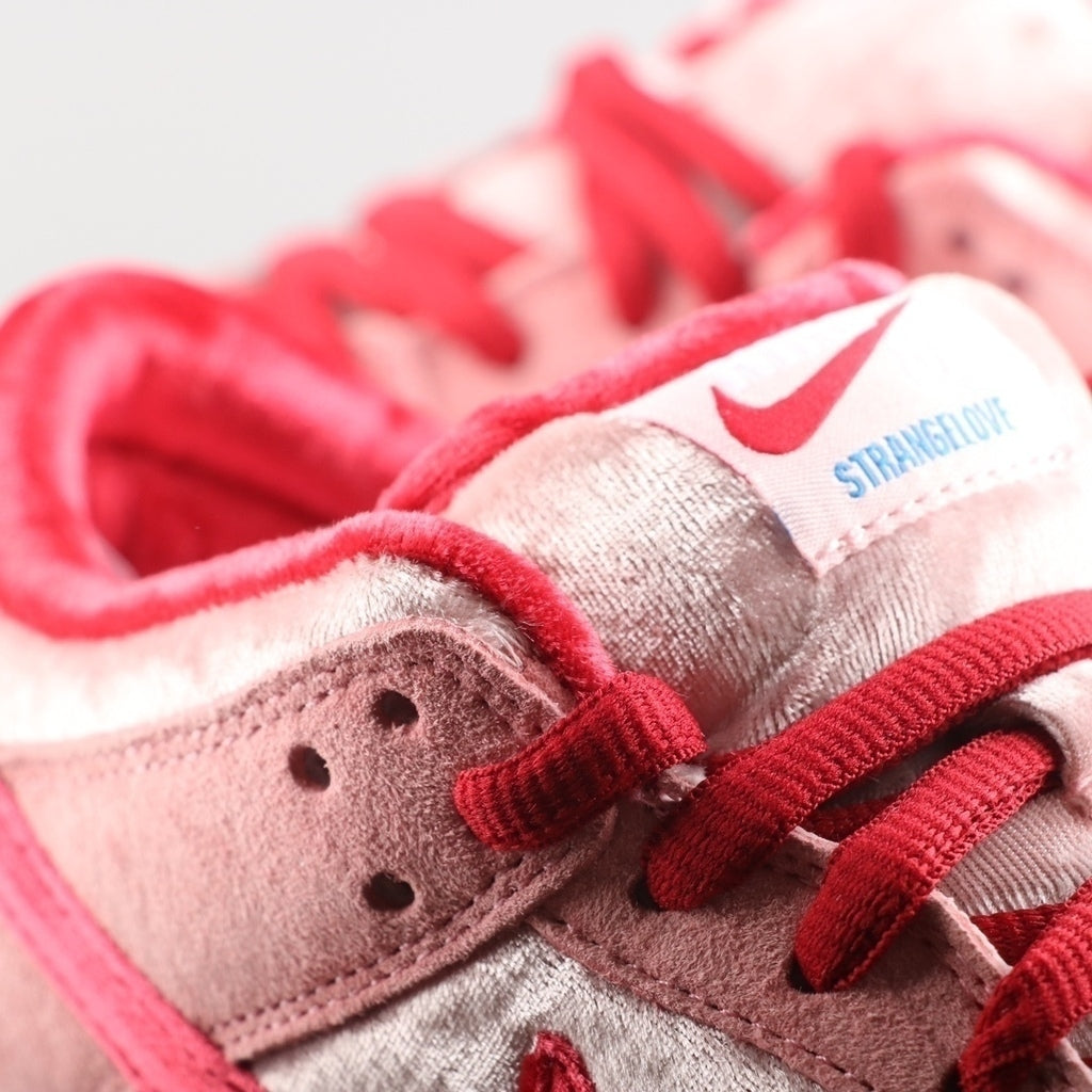 NIKE StrangeLove x Dunk Low SB 'Valentine's Day' (Pronta entrega)